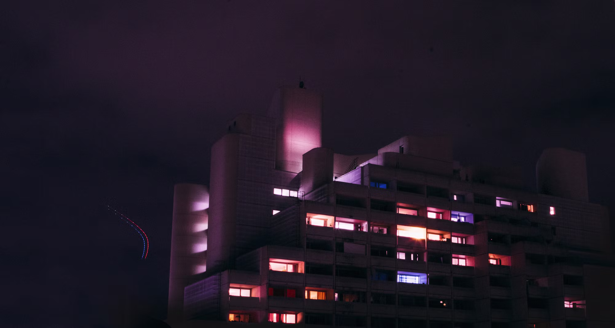 Neon Visions: The Art and Ethics of Virtual Reality in Cyberpunk Culture